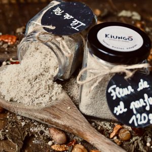 Découvrez notre Fleur de Sel parfumé au Poivre Blanc de Penja, récoltée à la main selon les méthodes traditionnelles pour préserver toute sa finesse et sa pureté.
