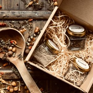 Découvrez l’élégance et l’authenticité de notre Coffret Poivre et Fleur de Sel. Ce coffret réunit le Poivre Noir de Penja IGP, le Poivre Blanc de Penja IGP et la Fleur de Sel de Guérande