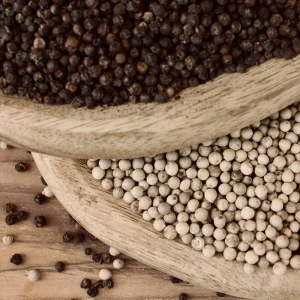 Nos grains de poivre noir sont cueillis à pleine maturité sur les terres volcaniques du Moungo