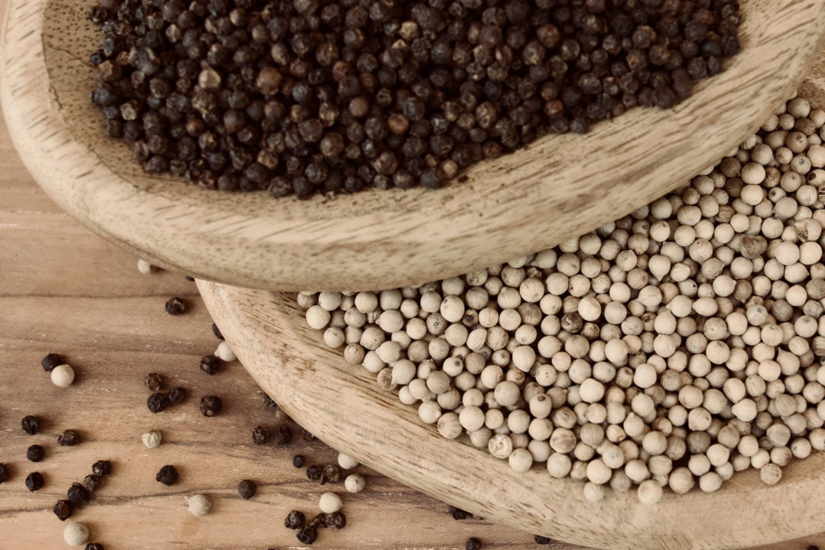 Nos grains de poivre noir sont cueillis à pleine maturité sur les terres volcaniques du Moungo