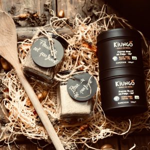 Découvrez l’authenticité et la richesse aromatique de notre Coffret Passion Kiungo, une sélection premium réunissant des épices rares et savoureuses.