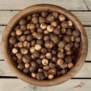 La Rondelle provient de l'Afrostyrax lepidophyllus,. Contrairement à de nombreuses épices qui sont des fruits ou des graines, la Rondelle est la coque ligneuse qui entoure la graine. La Rondelle n'est pas une épice cultivée, c'est un cadeau de la nature. Issue de l'arbre majestueux Afrostyrax lepidophyllus, un arbre rare de la famille des Huaceae En bulu on appelle Olom, elle naît au cœur de la forêt équatoriale du bassin du Congo. C'est l'un de ses fiefs principaux. On la trouve dans les zones de forêt dense comme vers le Dja, Bipindi ou Lolodorf. C'est d'ailleurs pour ça qu'elle est si ancrée dans la cuisine camerounaise (Boulou, Ewondo, Bassa, etc.). Au Gabon : Elle y est aussi très commune. En République Démocratique du Congo (RDC) et au Congo-Brazzaville : Elle y pousse en abondance, surtout dans le bassin du Congo. En Guinée Équatoriale et en Angola (enclave de Cabinda) : On l'y trouve également • Pourquoi ce goût d'ail ? Scientifiquement, cette écorce contient des composés organosulfurés similaires à ceux de l'ail blanc, mais fixés sur une matrice boisée. Cela permet d'obtenir le goût de l'ail sans l'inconvénient de l'haleine persistante, tout en apportant une résistance à la cuisson que l'ail frais n'a pas. Récolte et Préparation Chez KIUNGO, notre Rondelle est issue d'une cueillette sauvage pratiquée par des communautés locales expertes de la forêt équatoriale. • Sélection rigoureuse : Nous ne sélectionnons uniquement les rondelles "pleines", c'est-à-dire celles dont la structure est dense et non friable, signe d'une concentration maximale en huiles essentielles. • Séchage : Le séchage se fait à basse température, sous abri, pour éviter que le soleil direct ne brûle les molécules aromatiques fragiles.